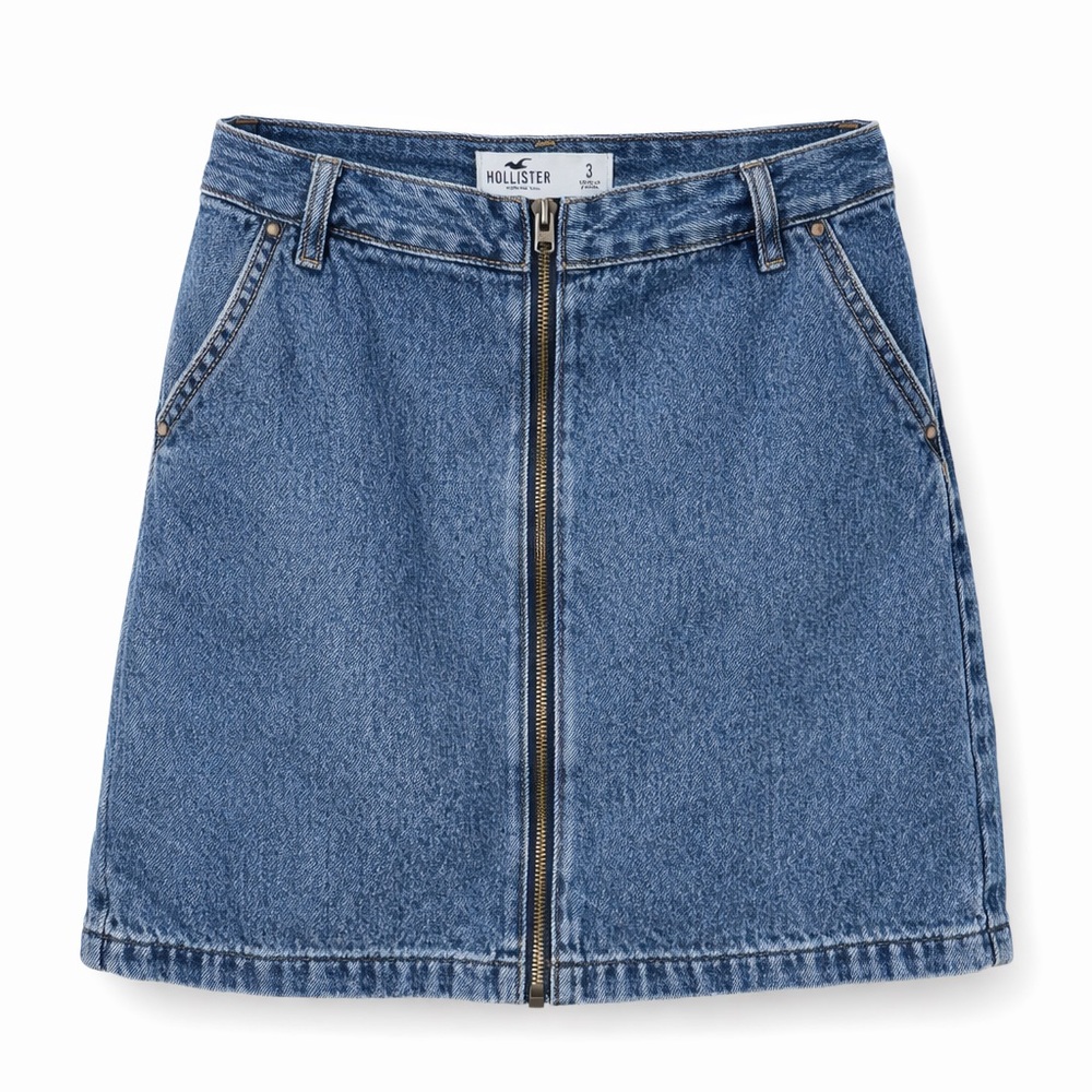 ✨ Hollister Ultra High-Rise Denim Mini Skirt ✨
Size 3 - Picture 2 of 4